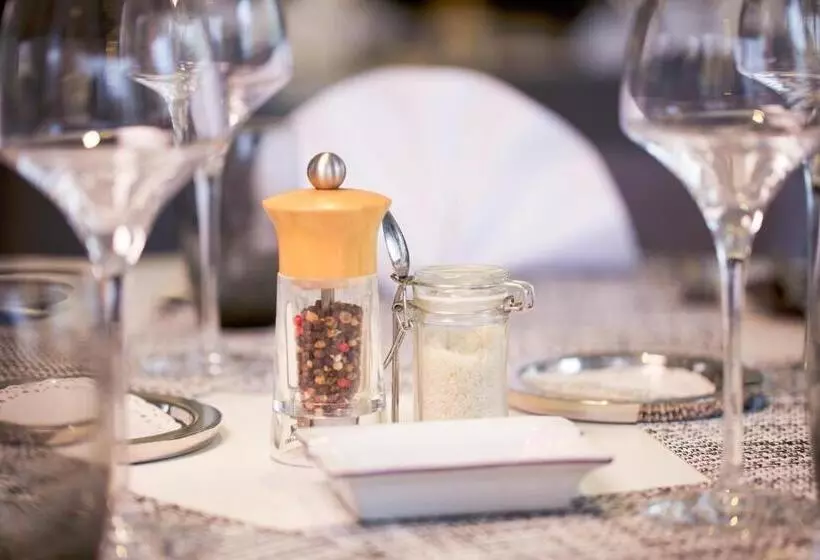 ホテル Hôtel Restaurant Des Remparts