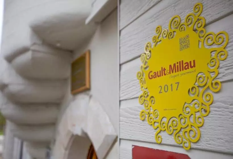 ホテル Hôtel Restaurant Des Remparts