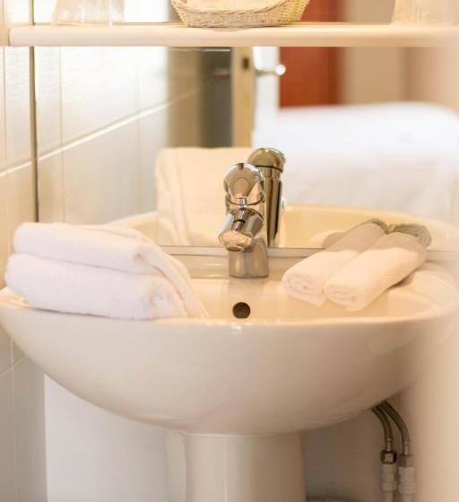 هتل Hôtel Restaurant Des Remparts