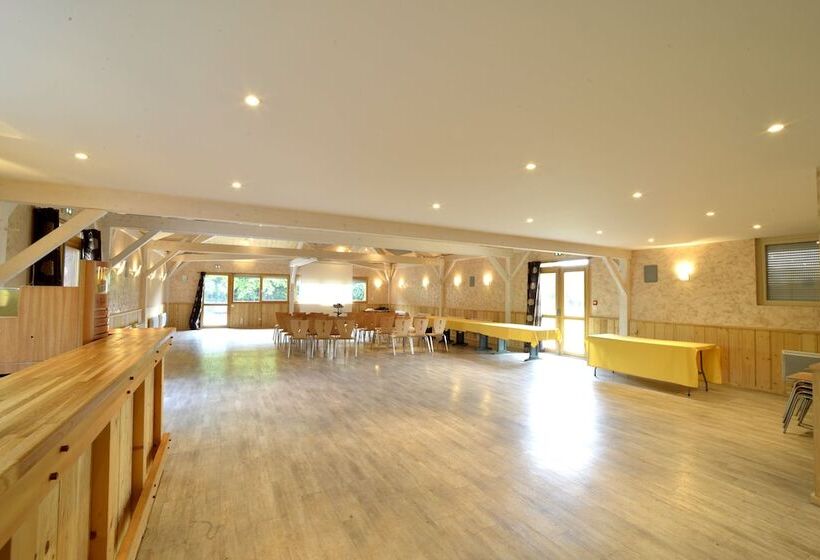 ホテル Le Bois Dormant Hôtel Restaurant & Spa Logis Hôtel