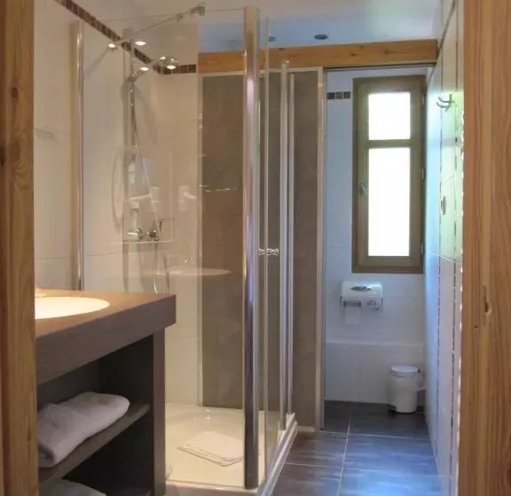 호텔 Logis Hôtel Les Peupliers