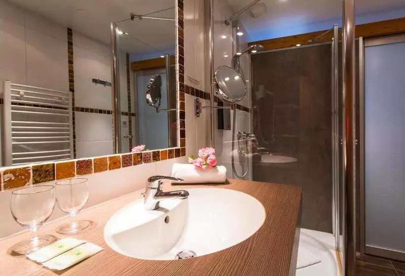 호텔 Logis Hôtel Les Peupliers