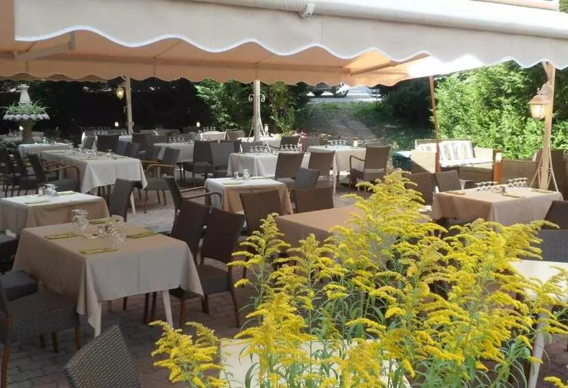 호텔 Logis Hôtel Les Peupliers