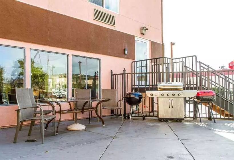 호텔 Rodeway Inn & Suites