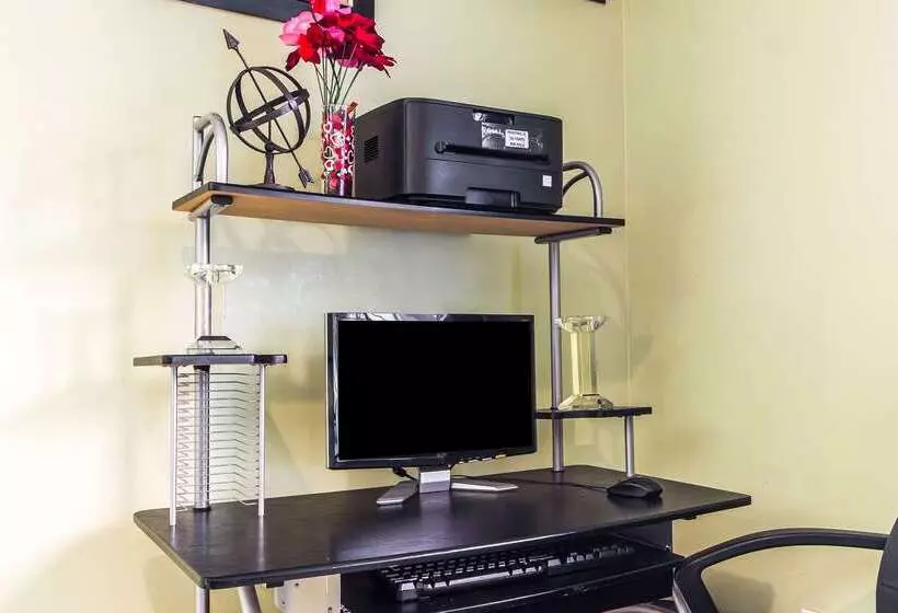 호텔 Rodeway Inn & Suites