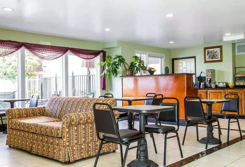 호텔 Rodeway Inn & Suites