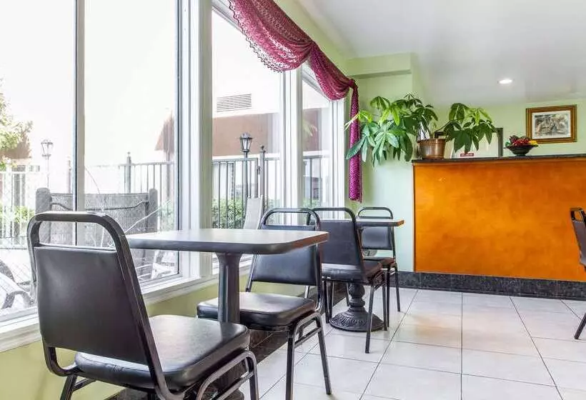 호텔 Rodeway Inn & Suites