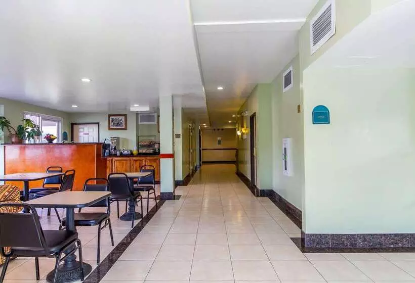 호텔 Rodeway Inn & Suites