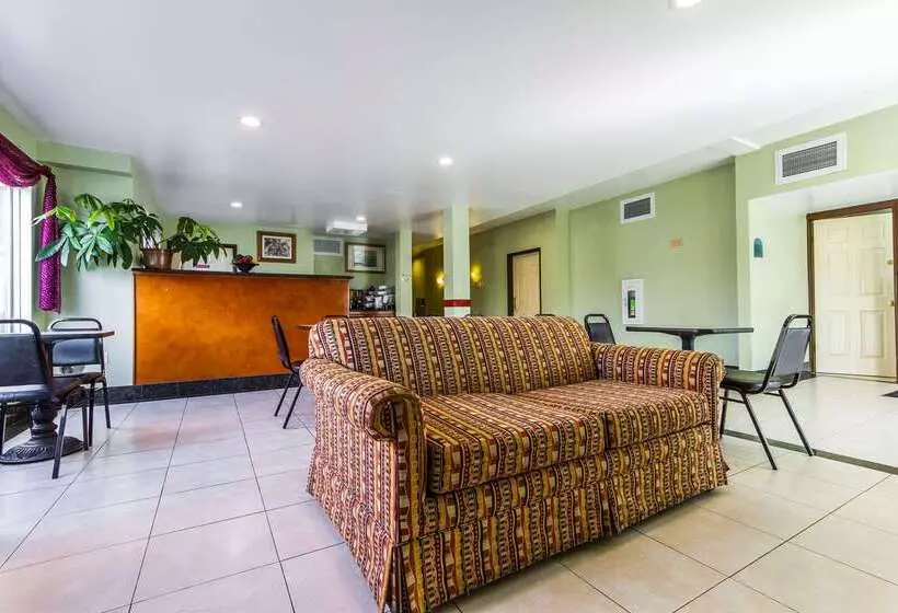 호텔 Rodeway Inn & Suites