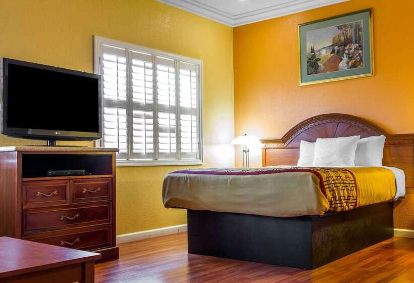 هتل Rodeway Inn & Suites