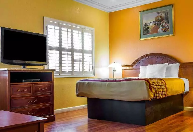 호텔 Rodeway Inn & Suites