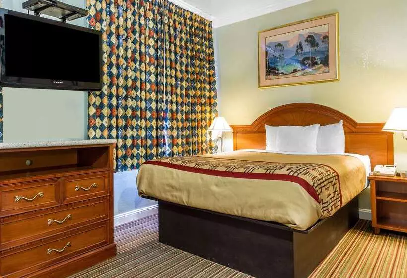 호텔 Rodeway Inn & Suites