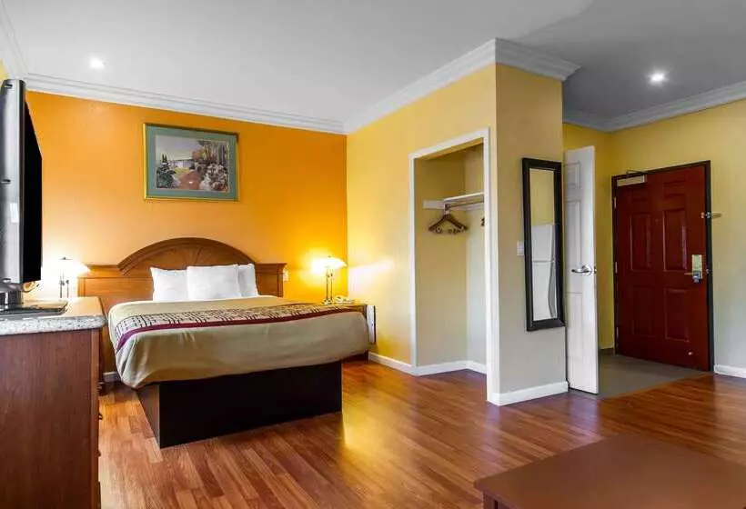 호텔 Rodeway Inn & Suites