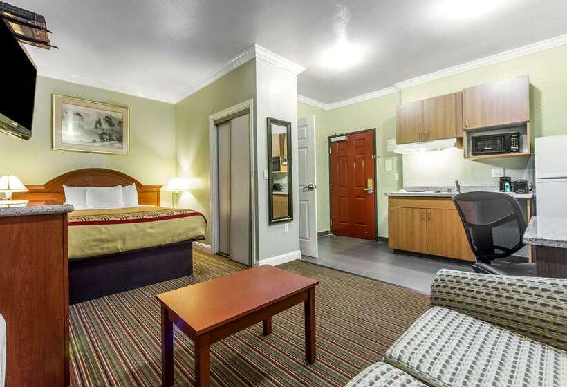 هتل Rodeway Inn & Suites