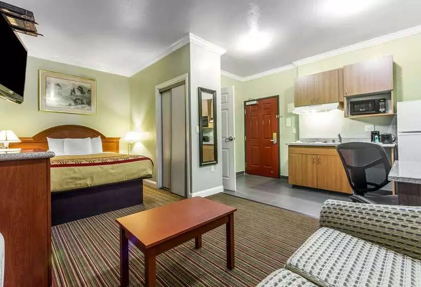 호텔 Rodeway Inn & Suites