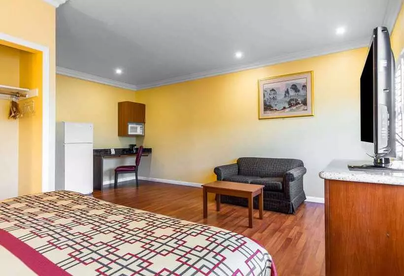 호텔 Rodeway Inn & Suites