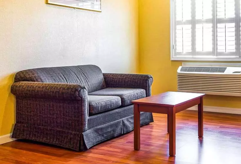 호텔 Rodeway Inn & Suites