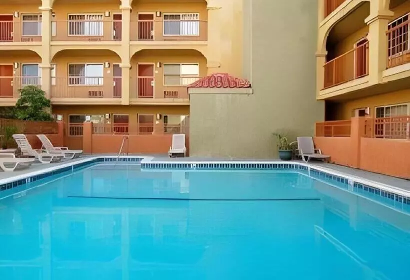 בית מלון כפרי Solaire Los Angeles