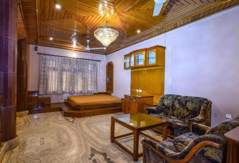 Отель Oyo 14371 Treetops Guest House