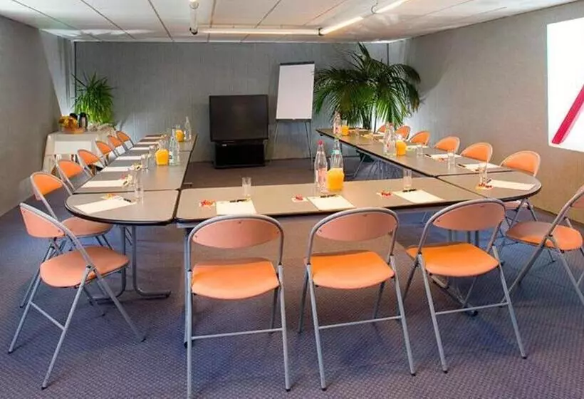 Отель Hôtel Le Montaigu