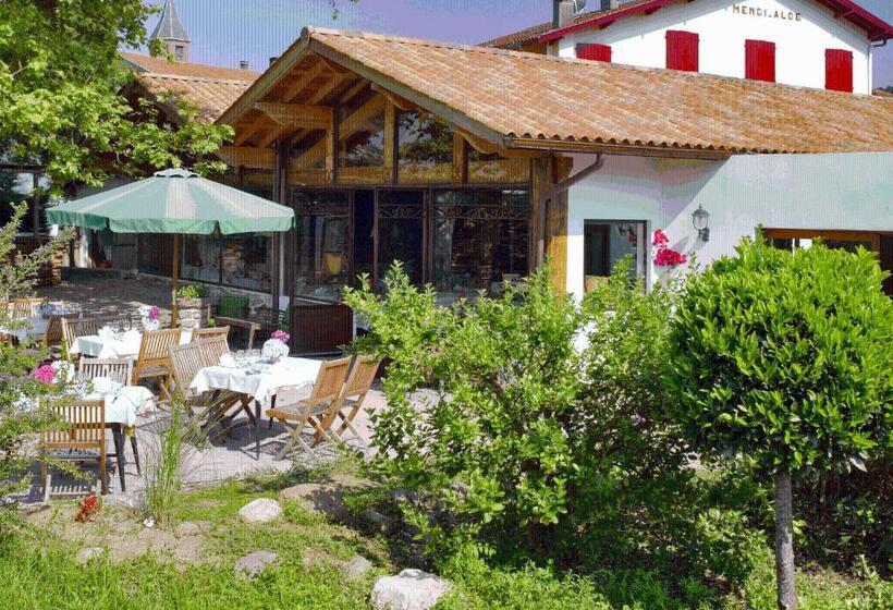 Отель Hôtel Spa Mendi Alde