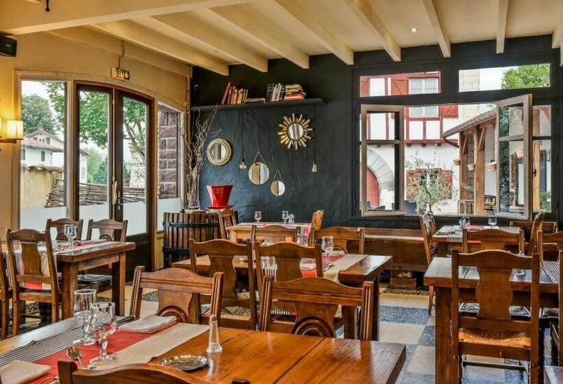 Отель Hôtel Spa Mendi Alde