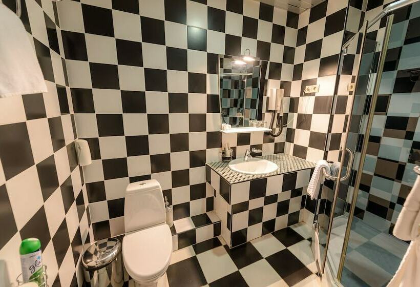 مسافرخانه El