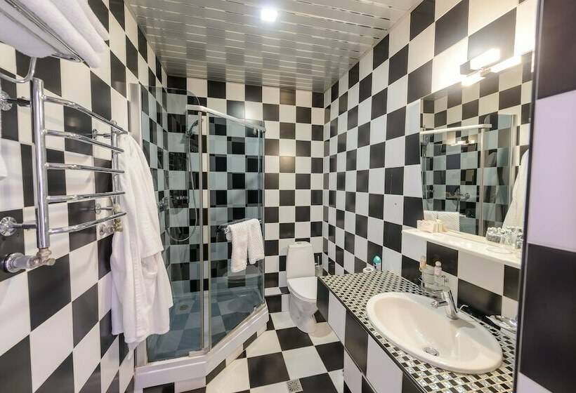 مسافرخانه El