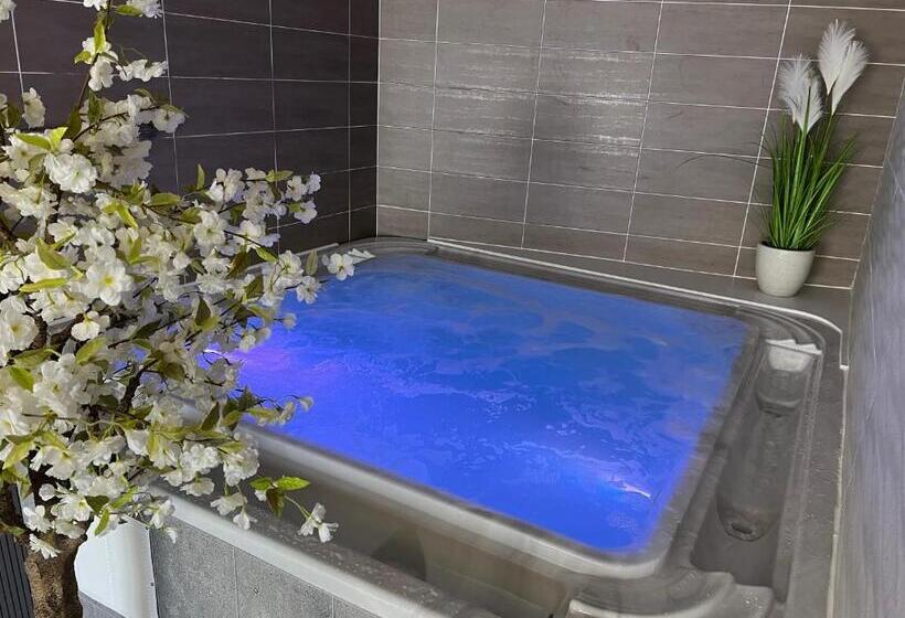 فندق Hôtel Calme Des Pins & Spa