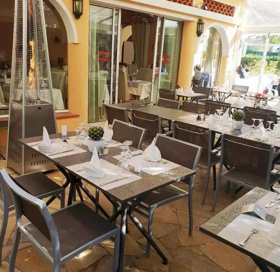 هتل La Petite Auberge