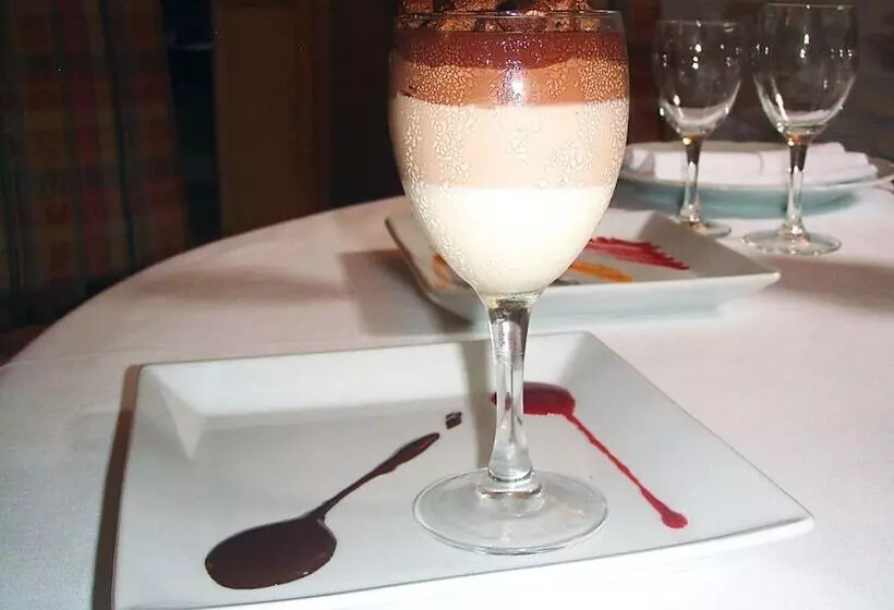 Отель Logis Hôtels Hôtel Restaurant Du Midi