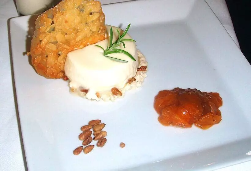 Отель Logis Hôtels Hôtel Restaurant Du Midi