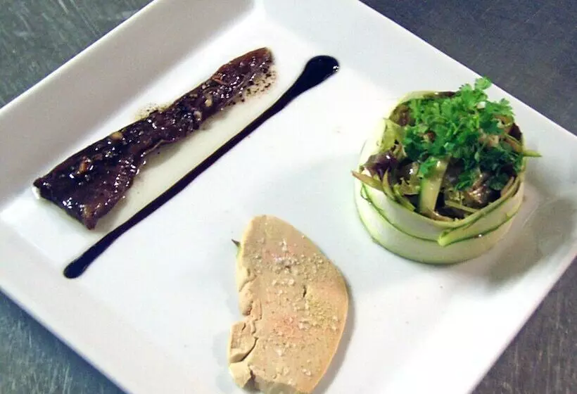 Отель Logis Hôtels Hôtel Restaurant Du Midi