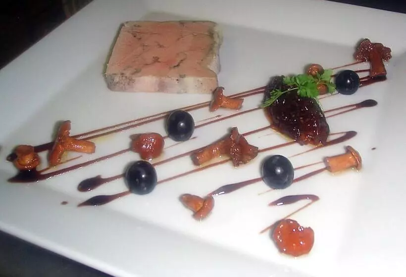 Отель Logis Hôtels Hôtel Restaurant Du Midi