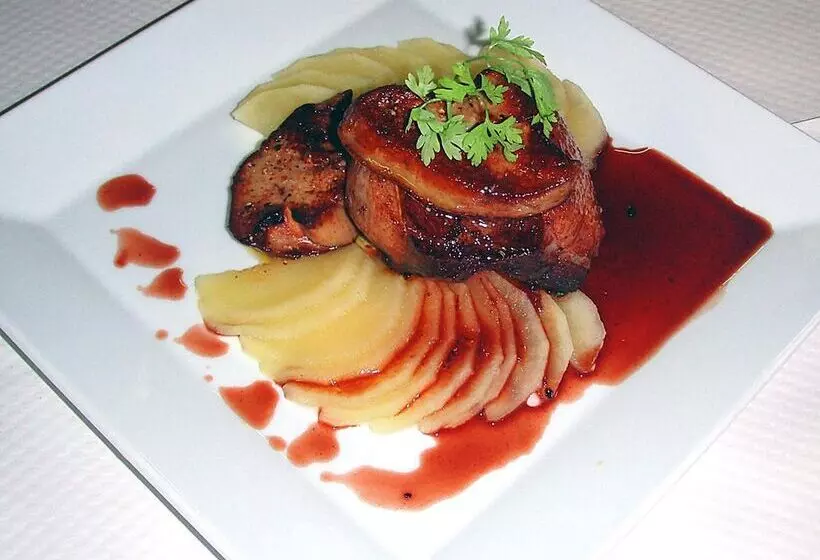 Отель Logis Hôtels Hôtel Restaurant Du Midi