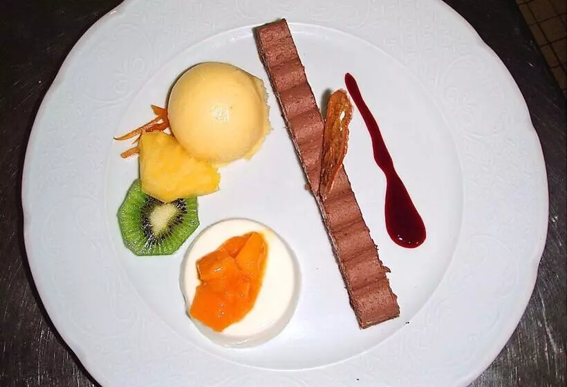 Отель Logis Hôtels Hôtel Restaurant Du Midi