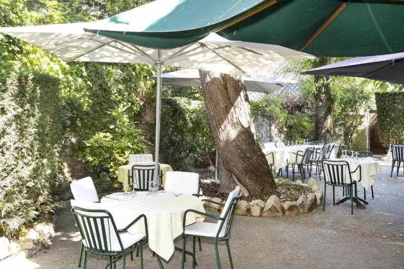 Отель Logis Hôtels Hôtel Restaurant Du Midi