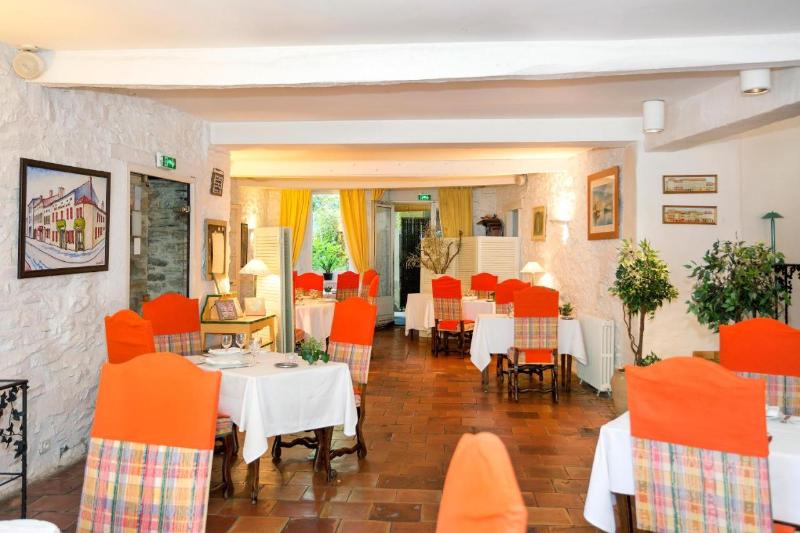 هتل Logis Hôtels   Hôtel Restaurant Du Midi