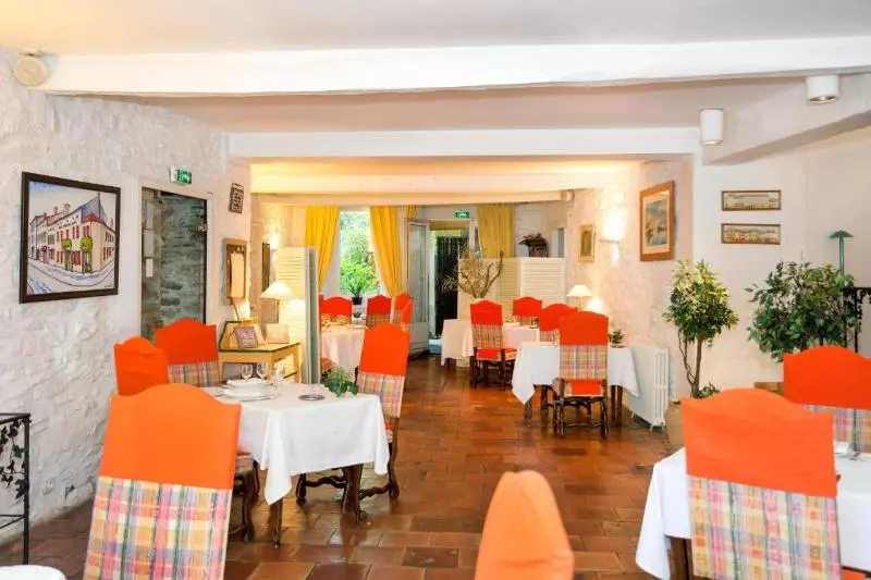 Отель Logis Hôtels Hôtel Restaurant Du Midi