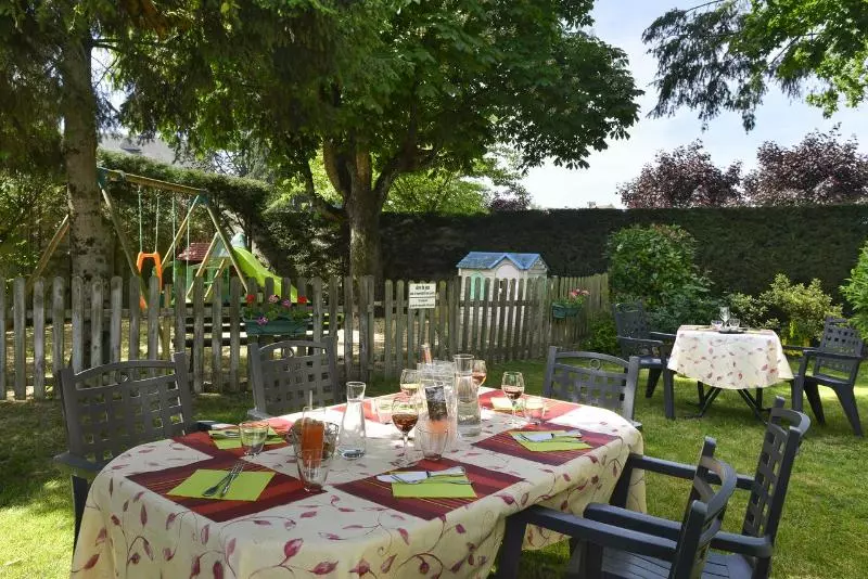 ホテル Logis Hôtels Restaurant Le Dauphin