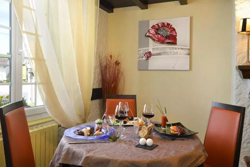 ホテル Logis Hôtels Restaurant Le Dauphin