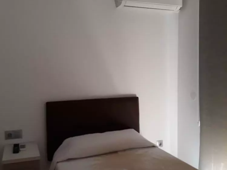 פונדק Pension Colón