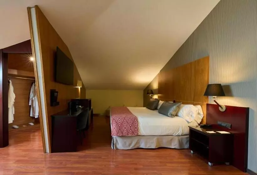 Отель Catalonia El Pilar