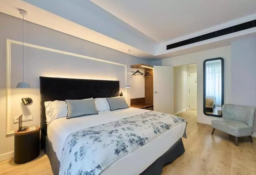 Отель Catalonia El Pilar