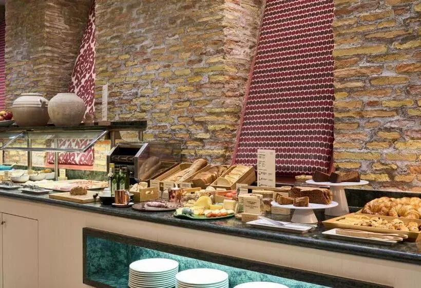 Отель Catalonia El Pilar