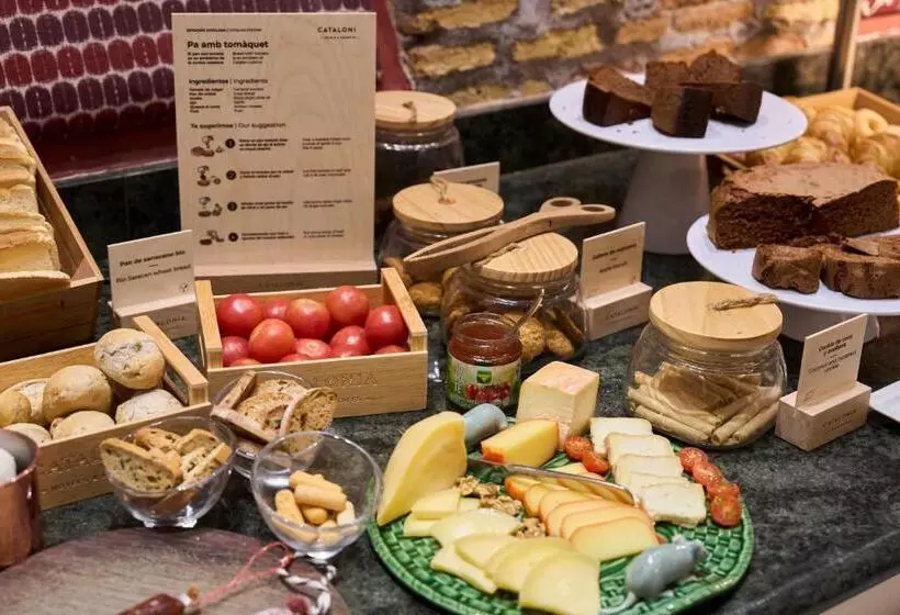 Отель Catalonia El Pilar