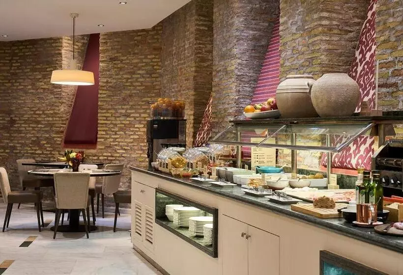 Отель Catalonia El Pilar