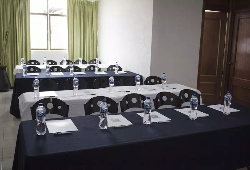 Estanza Hotel & Suites