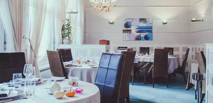 ホテル Hôtel Logis Le Bourbon