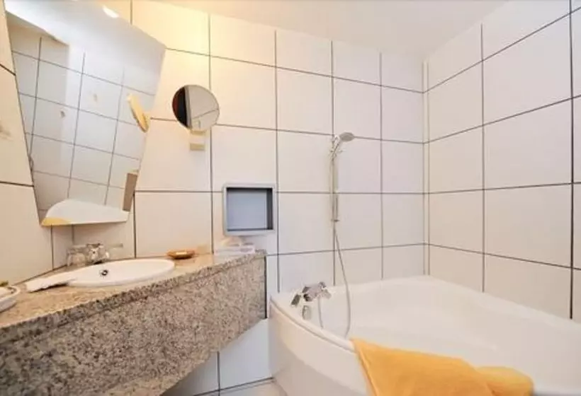 ホテル Hôtel Logis Le Bourbon